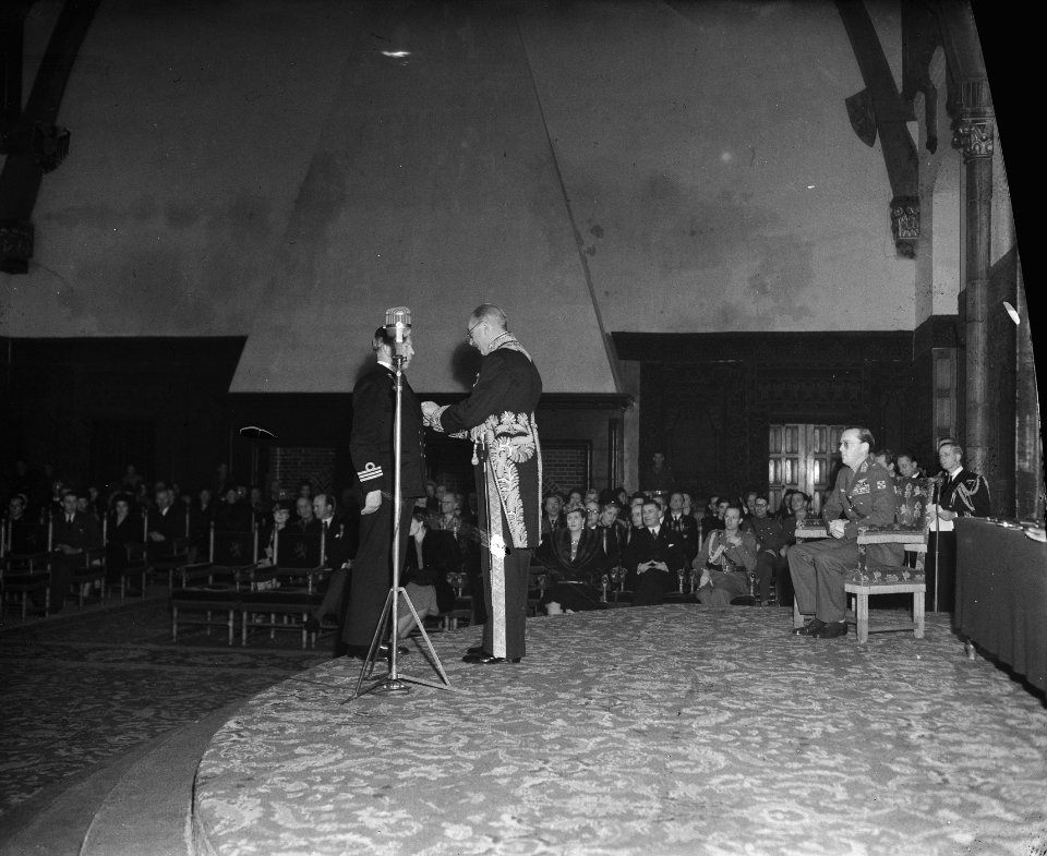 Uitreiking onderscheidingen luitenant ter zee eerste klasse Boerke, Bestanddeelnr 902-5027