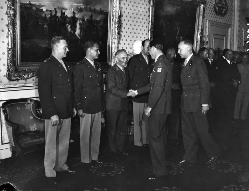 Uitreiking onderscheidingen aan vier Amerikaanse officieren door Prins Bernhard, Bestanddeelnr 901-9004