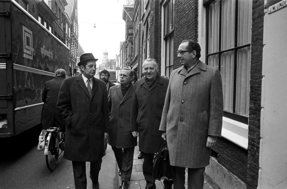 Uitspraak kort geding in Gerechtsgebouw in Haarlem, Brussel en Groeneveld verlat, Bestanddeelnr 926-2616