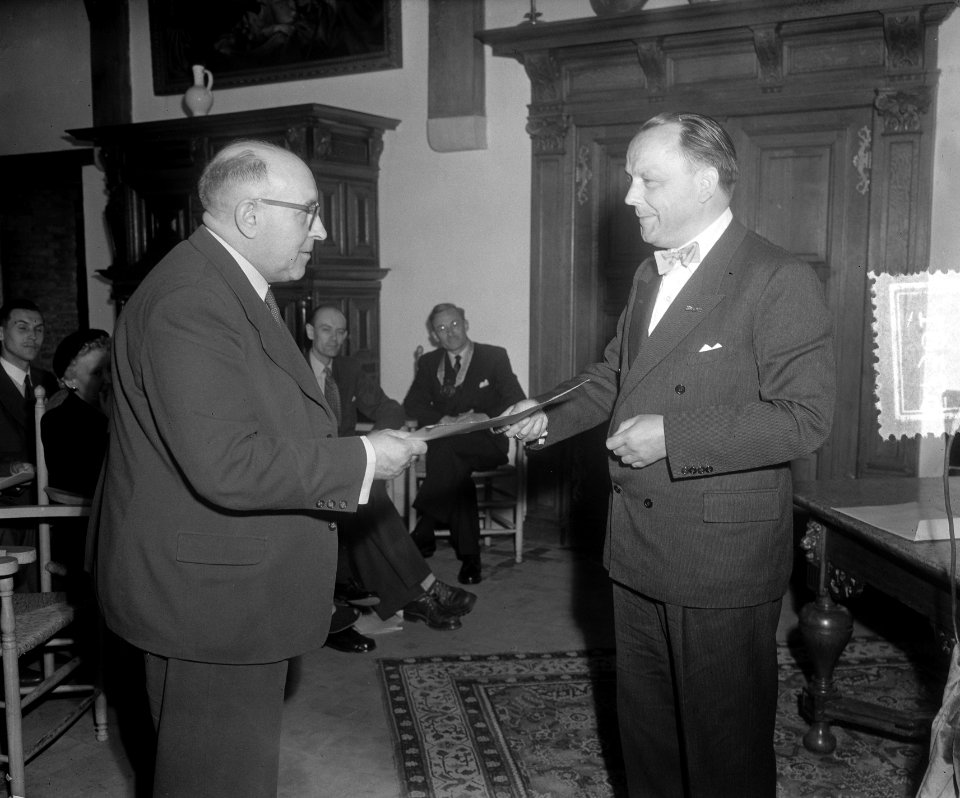 Uitreiking Staatsprijs Letterkunde 52 aan Mr. J. C. Bloem links door Mr. H. J. R, Bestanddeelnr 905-7381