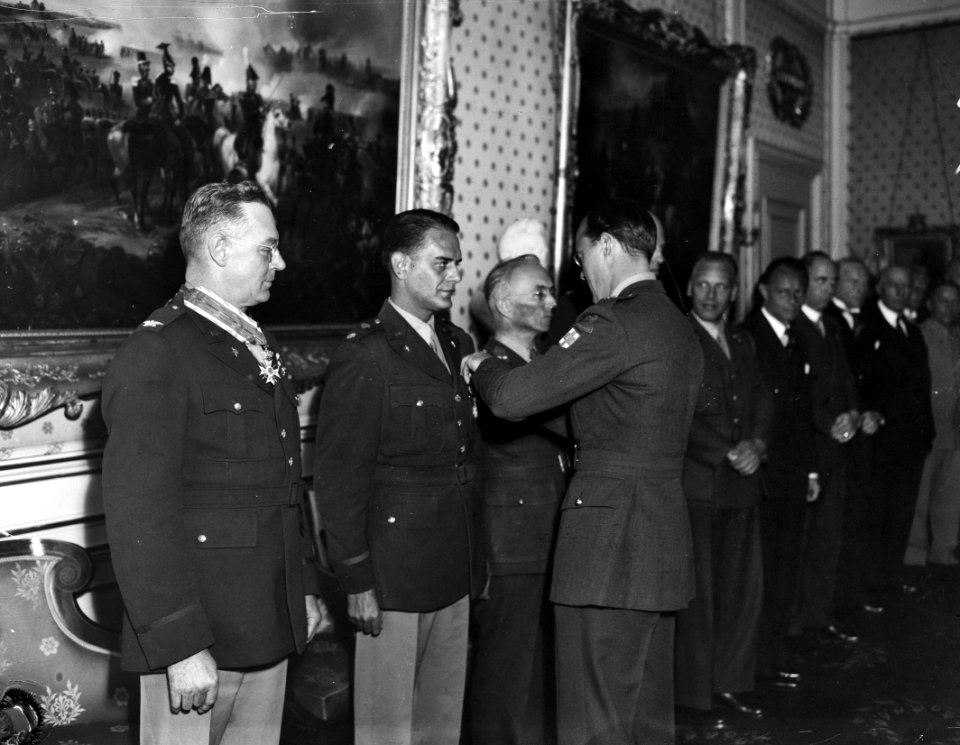 Uitreiking onderscheidingen aan vier Amerikaanse officieren door Prins Bernhard, Bestanddeelnr 901-9003