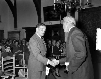 Uitreiking P. C. Hooftprijs aan Roland Holst door dr. J. H. Wesselings, Bestanddeelnr 907-7643