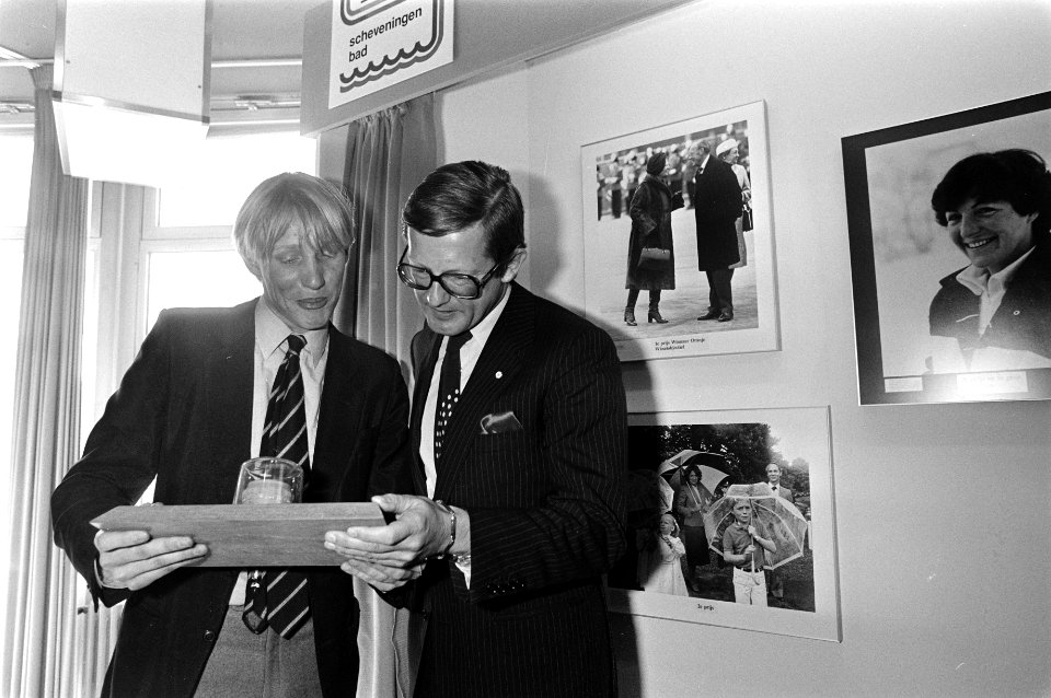 Uitreiking Oranje-wissel-objectief-1980 door Pieter van Vollenhoven aan Pieter Magielsen van Nationaal Foto Persburo, Bestanddeelnr 931-4350