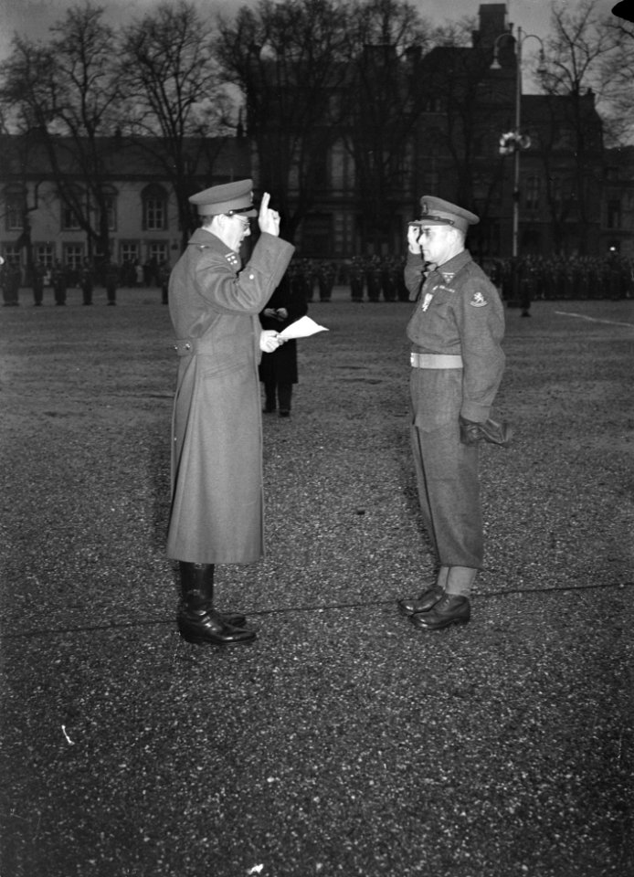 Uitreiking onderscheidingen door Prins Bernhard ( ir. A. Paulen ) te Maastricht, Bestanddeelnr 902-5001