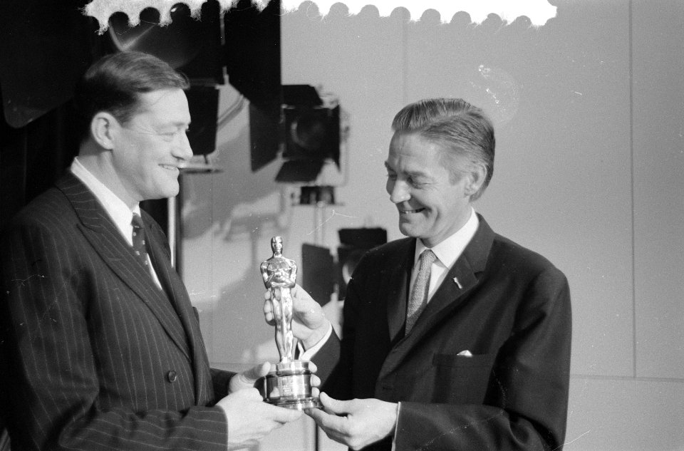 Uitreiking Oscar aan Bert Haanstra door Amerikaanse ambassadeur Ph. Young, Bestanddeelnr 911-3434