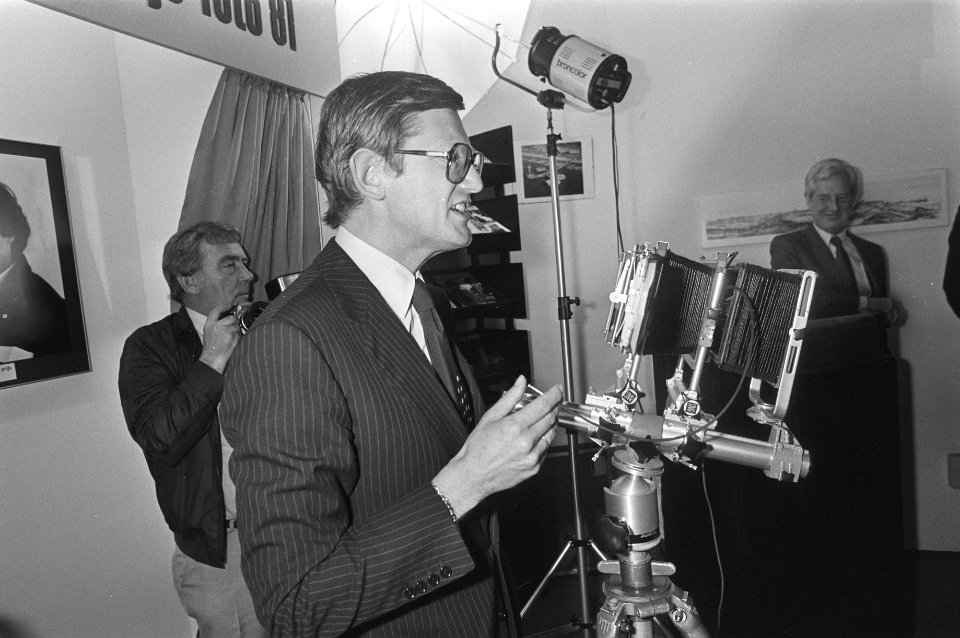 Uitreiking Oranje-wissel-objectief-1980 door Pieter van Vollenhoven aan Pieter Magielsen, Bestanddeelnr 931-4354