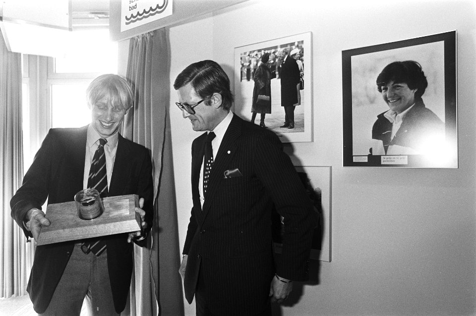 Uitreiking Oranje-wissel-objectief-1980 door Pieter van Vollenhoven aan Pieter Magielsen , Magielsen, Van Vollenhoven en de prijs, Bestanddeelnr 931-4353