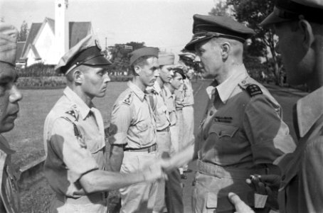 Uitreiking onderscheidingen op het Burg Bisschopplein te Batavia Generaal Buur, Bestanddeelnr 7006