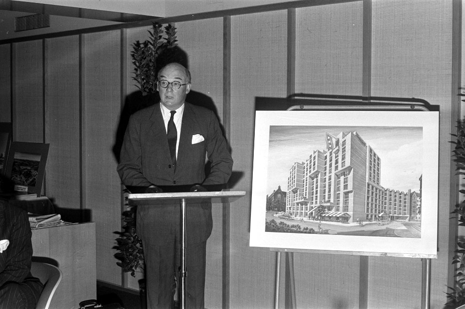 Uitleg over het te bouwen Mariott-hotel, tijdens de persconferentie, Bestanddeelnr 925-6779
