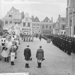 Uitvaart prinses Wilhelmina , het stoffelijk overschot wordt Nieuwe kerk binneng, Bestanddeelnr 914-5937