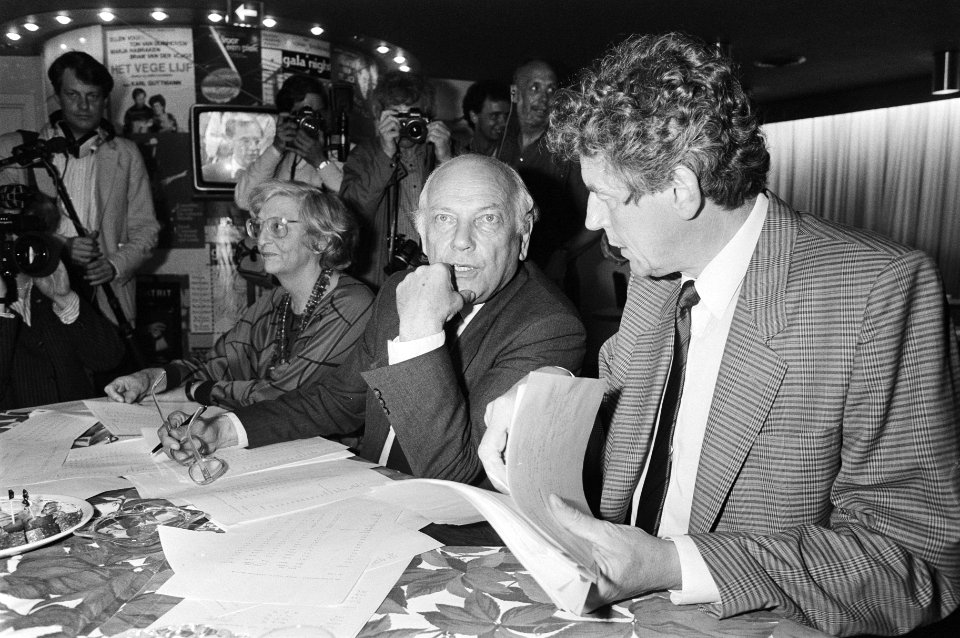 Uitslagen den Uyl (m) en Kok (r) bespreken de uitslag, links Liesbeth den Uyl, Bestanddeelnr 933-6612