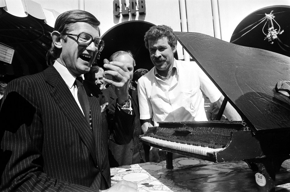 Uitreiking Oranje-wissel-objectief-1980 door Pieter van Vollenhoven aan Pieter M, Bestanddeelnr 931-4350