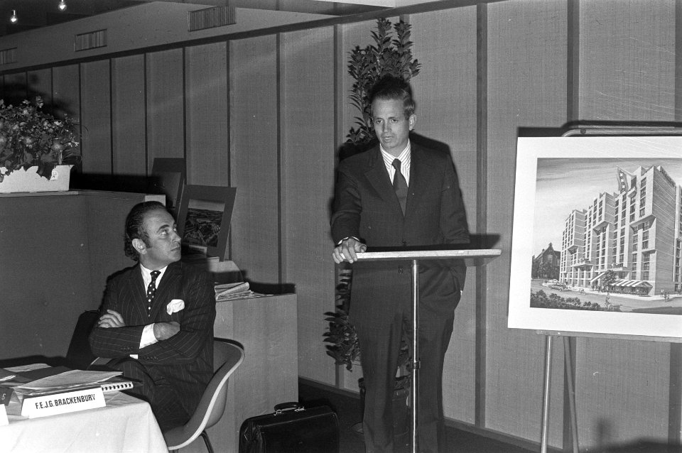 Uitleg over het te bouwen Mariott-hotel, tijdens de persconferentie, Bestanddeelnr 925-6780