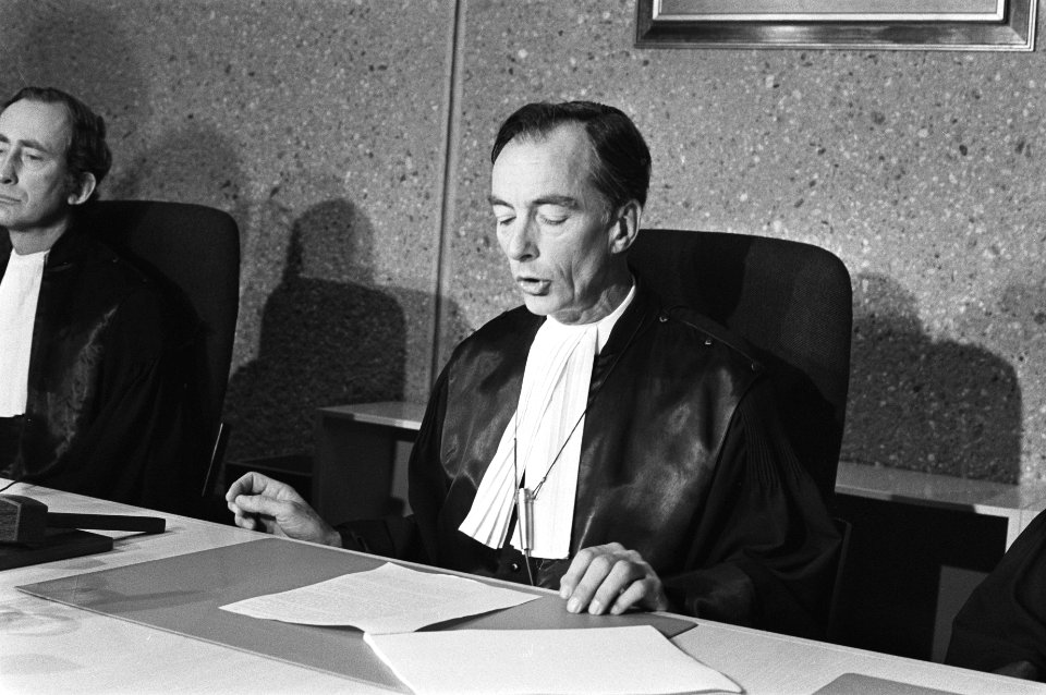Uitspraak in Menten-proces, Amsterdam president van de rechtbank mr Schroder l, Bestanddeelnr 929-4815