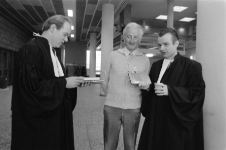 Uitspraak in hoger beroep van Stichting verbiedt de kruisraketten v.l.n.r. mr. , Bestanddeelnr 934-1603