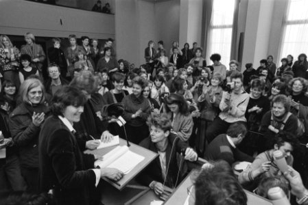 Uitspraak Amsterdamse rechtbank in kort geding dat sticht. tegen haar wil had , Bestanddeelnr 932-8901
