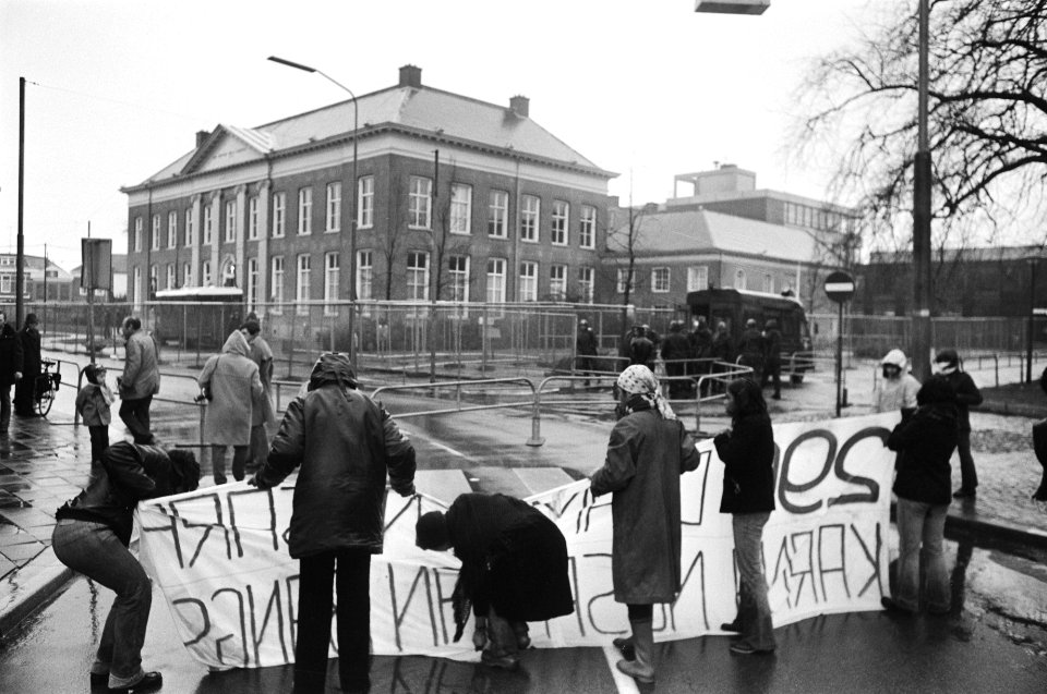 Uitspraak in proces tegen Zuidmolukse treinkapers in Assen demonstranten bij ger, Bestanddeelnr 928-4858