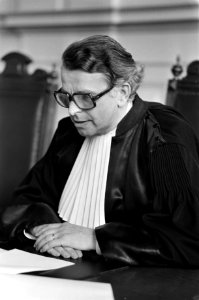 Uitspraak Kortgeding van OR Van Gelder in Velzen tegen directie voor rechtbank Haarlem, mr. H. F. van den Haak tijdens zijn uitspraak, Bestanddeelnr 931-4519