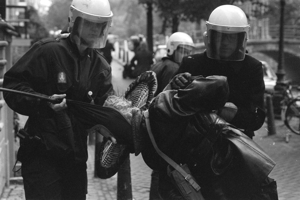 Uitspraak Rara-proces in Amsterdam actievoerder wordt door ME van bivakmuts ont, Bestanddeelnr 934-3005