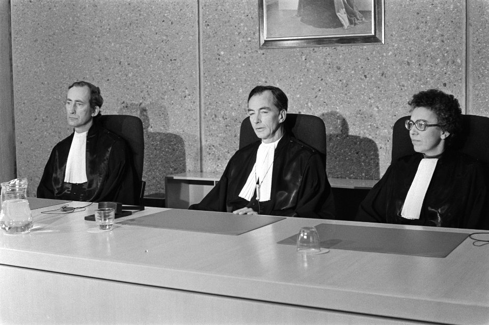 Uitspraak in Menten-proces, Amsterdam president van de rechtbank mr Schroder l, Bestanddeelnr 929-4816