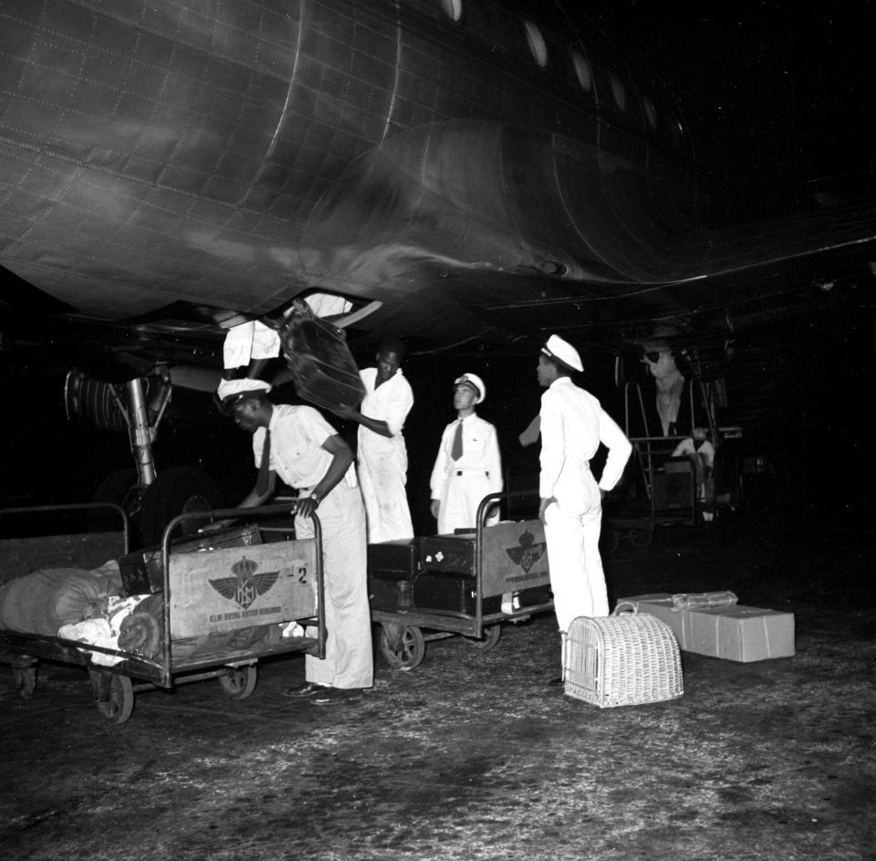Uitladen van een vliegtuig op vliegveld Hato op Curaçao, Bestanddeelnr 252-7711