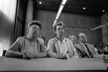 Uitspraak kort geding Hilversum i.v.m. verkoop schilderij van Mondriaan v.l.n.r, Bestanddeelnr 934-0335