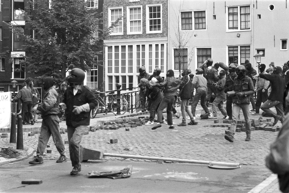 Uitspraak Rara-proces in Amsterdam actievoerders bekogelen Paleis van Justitie , Bestanddeelnr 934-3004