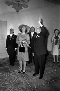 Uitleg aan Prinses Beatrix door glazenier Joep Nicolas, in aanwezigheid van burg, Bestanddeelnr 925-6188
