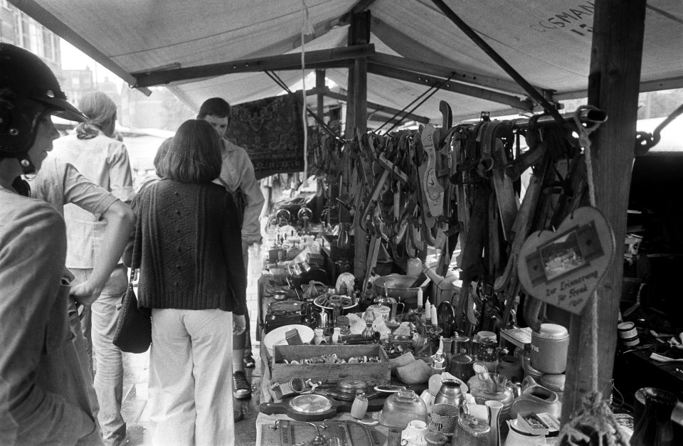 Uitstalling van diverse gebruiksvoorwerpen in een marktkraam, Bestanddeelnr 928-0435