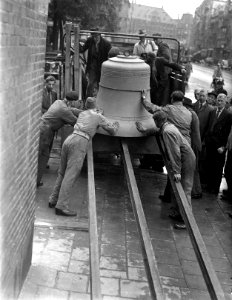 Uitladen beursbengel (luidklok) Koopmansbeurs, Bestanddeelnr 902-7666