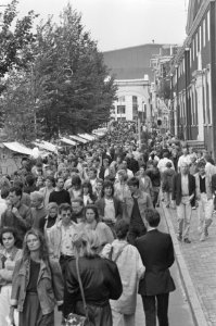 Uitmarkt in Amsterdam grote drukte optocht Vlaamse reuzen, Bestanddeelnr 934-0615