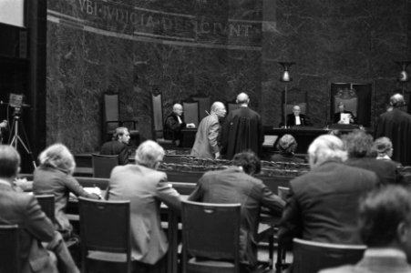 Uitspraak Hoge Raad in zaak Menten Pieter Menten en mr Mout in de rechtszaal, Bestanddeelnr 929-7473
