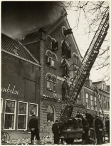 Uitslaande brand in de voedingsmiddelenfabriek van Gebe en Metz aan de Gasthuisvest 7. NL-HlmNHA 54010506