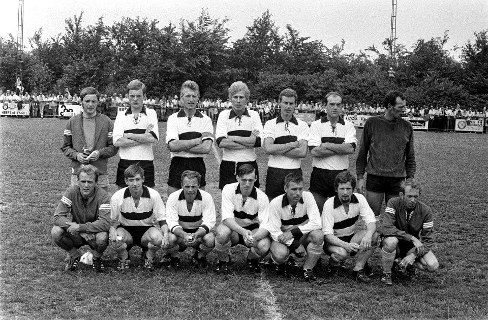 Uithoorn tegen Sneek 2-2 om Nederlands amateurkampioenschap elftal Sneek, Bestanddeelnr 923-6125