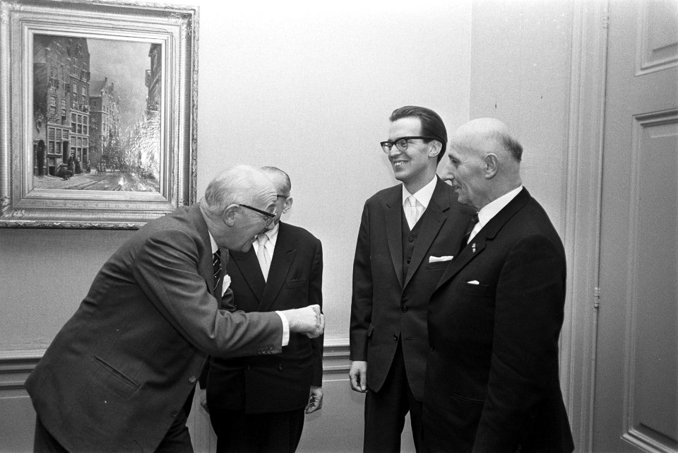 Uitreikingen M. Nijhoffprijs 1965 te Den Haag v.l.n.r burgemeester G. Kolfschote, Bestanddeelnr 917-3769