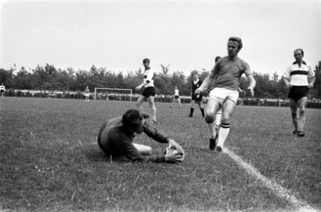 Uithoorn tegen Sneek 2-2 om Nederlands amateurkampioenschap Veeken (Uithoorn) , Bestanddeelnr 923-6120