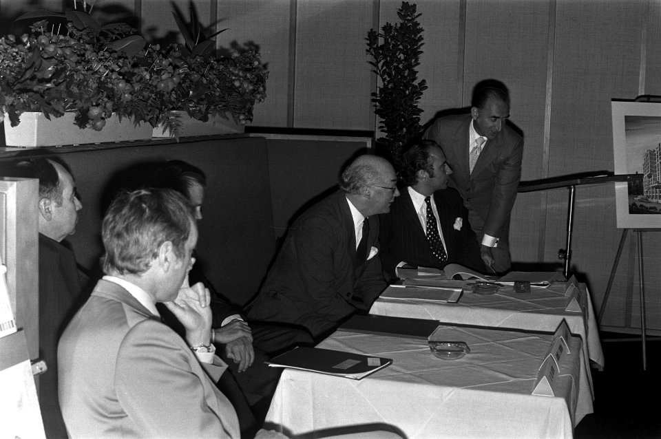 Uitleg over het te bouwen Mariott-hotel, tijdens de persconferentie, Bestanddeelnr 925-6777