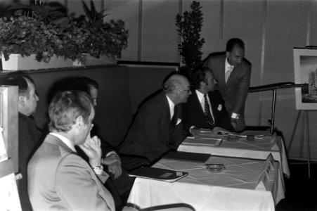 Uitleg over het te bouwen Mariott-hotel, tijdens de persconferentie, Bestanddeelnr 925-6777