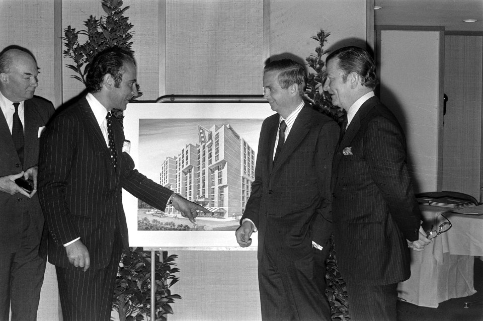 Uitleg bij een artist-impression van het te bouwen Mariott-hotel, tijdens de per, Bestanddeelnr 925-6774