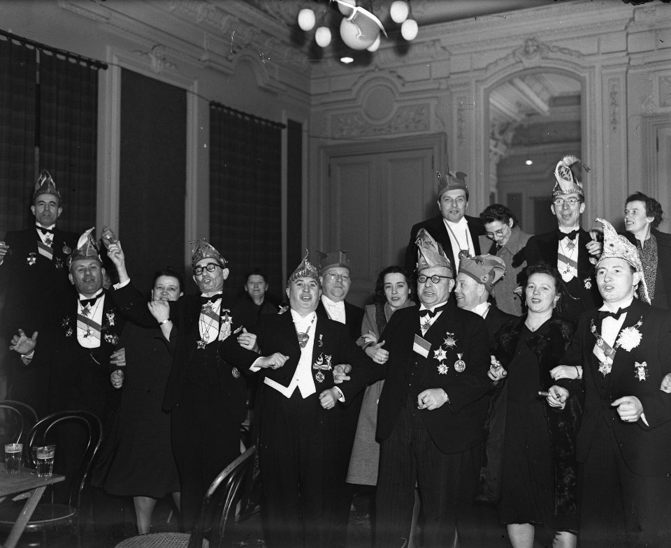 Uitroeping van Prins Carnaval 1948 te Maastricht. Vrolijke groep, Bestanddeelnr 902-5489