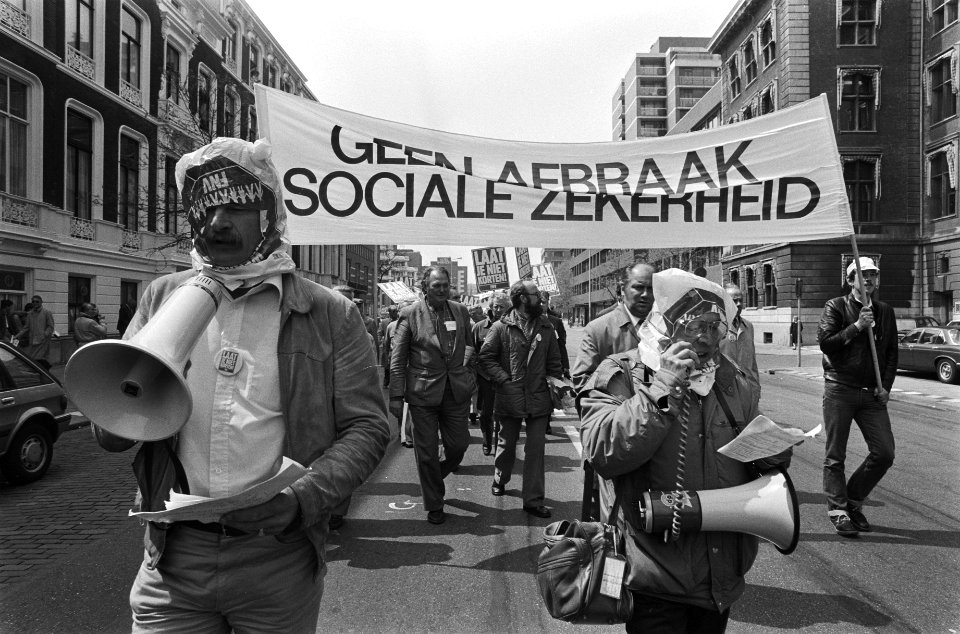 Uitkeringsgerechtigden demonstreren in Den Haag (als melaatsen), Bestanddeelnr 932-9792