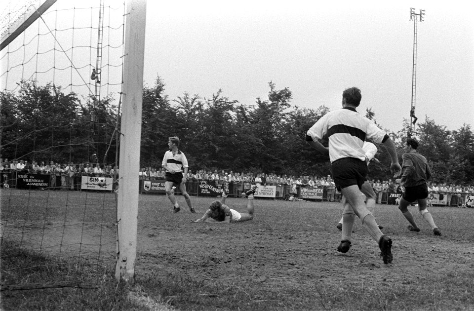 Uithoorn tegen Sneek 2-2 om Nederlands amateurkampioenschap, Bestanddeelnr 923-6123