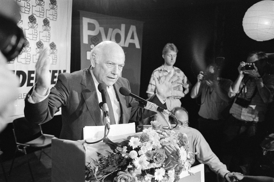 Uitslagen PvdA-bijeenkomst in Hilversum, PvdA-lijsttrekker den Uyl tijdens toes, Bestanddeelnr 933-6611