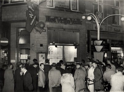 Uitslagen van de gemeenteraad verkiezingen werden door Het Vrije Volk, Kruisstraat 17 bekendgemaakt. Aangekocht in 1977 van fotograaf C. de Boer. Identificatienummer 54-004355
