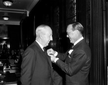 Uitreiking zilveren anjers door prins Bernhard in gebouw NHM Prins Bernhard rei, Bestanddeelnr 915-3252