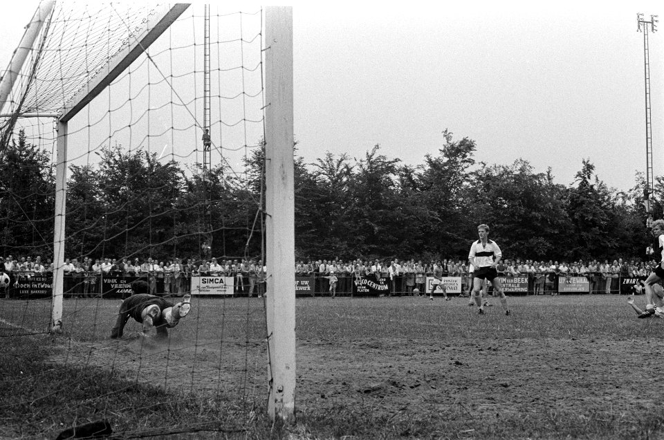 Uithoorn tegen Sneek 2-2 om Nederlands amateurkampioenschap, Bestanddeelnr 923-6122