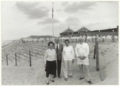 Uitspanning Parnassia met v.l.n.r. Dhr. en Mevr. Doodeman, dochter Jacqueline en kok Jan Smit