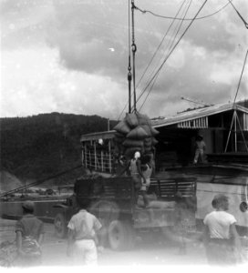 Uitladen van een schip, Bestanddeelnr 1975
