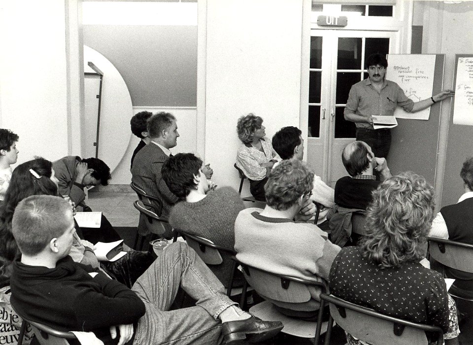 Uitleg bij sociale zaken over woning voordeurdeler regeling door G.S.D. Geschonken in 1986 door United Photos de Boer bv, NL-HlmNHA 1478 25900 K 38