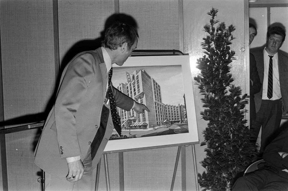 Uitleg bij een artist-impression van het te bouwen Mariott-hotel, tijdens de per, Bestanddeelnr 925-6772